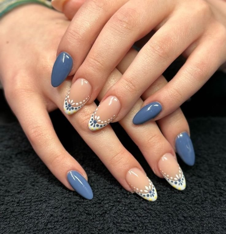 Blue Daisy Accent Nails