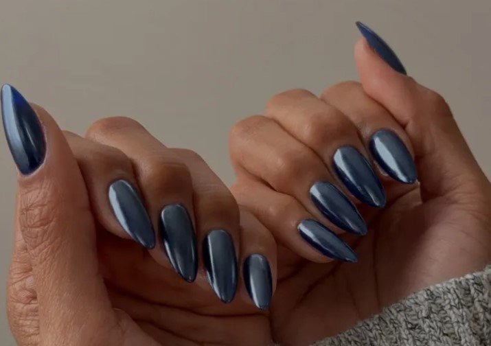 Dark chrome nail